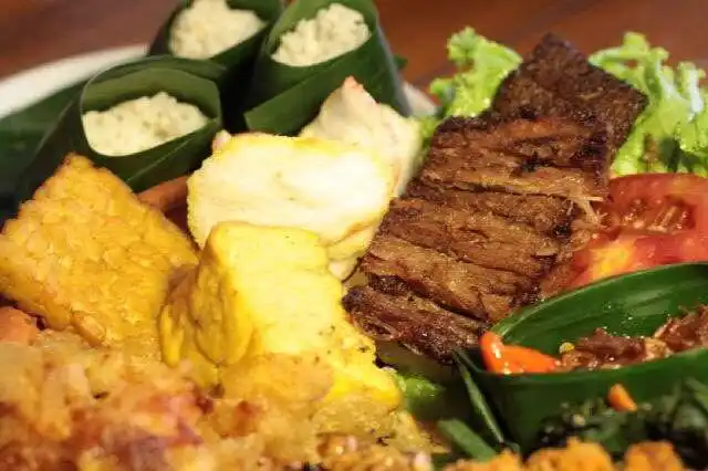 Gambar Makanan Nasi Uduk & Ayam Goreng Lahap 15