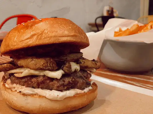 Red et Burger'nin yemek ve ambiyans fotoğrafları 8