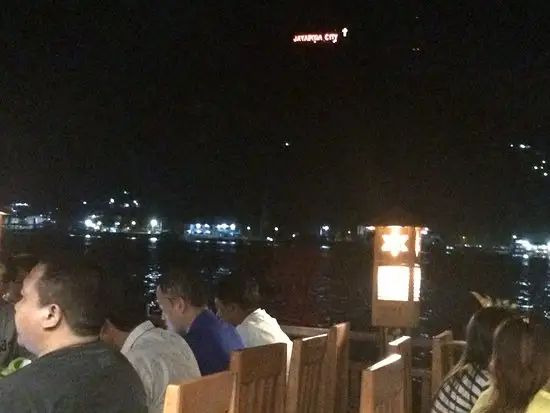 Duta Cafe Lesehan Atas Laut