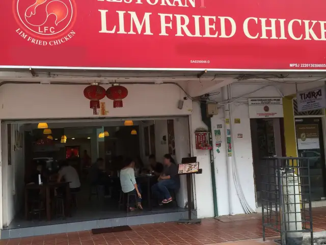 Lim Fried Chicken Food Photo 3