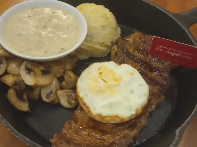 Gambar Makanan Steak Hotel by Holycow! 5