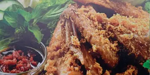Ayam Kampung Goreng Kremes Bu Siti, Wonogiri Kota