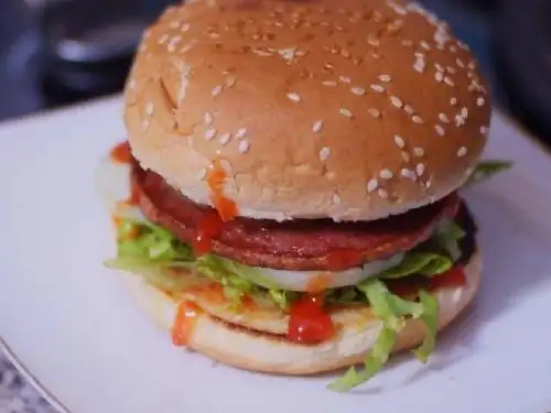 Moniqi Burger, Dr Mansyur