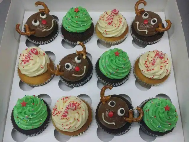 Twelve Cupcakes Food Photo 4