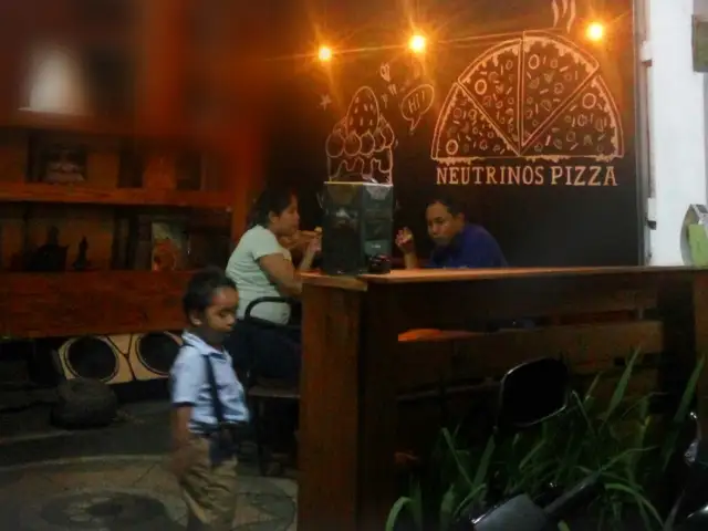Gambar Makanan Neutrinos Pizza Bali 7