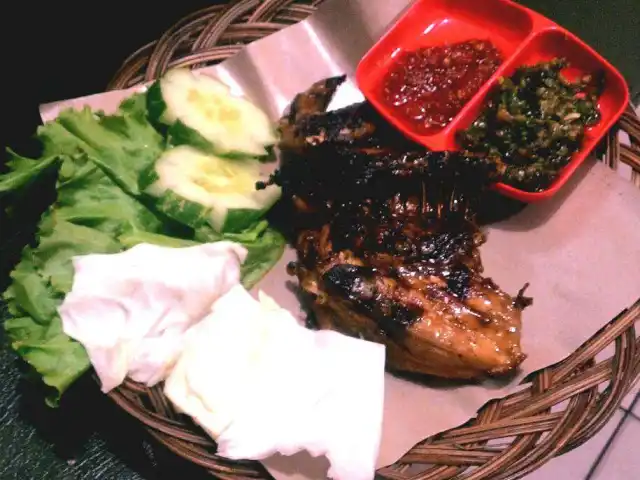 Gambar Makanan Ayam Penyet Rawit Ijo dan Bebek Tepi Jalan 4