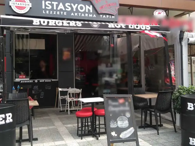 İstasyon Burgers & Hotdogs'nin yemek ve ambiyans fotoğrafları 1