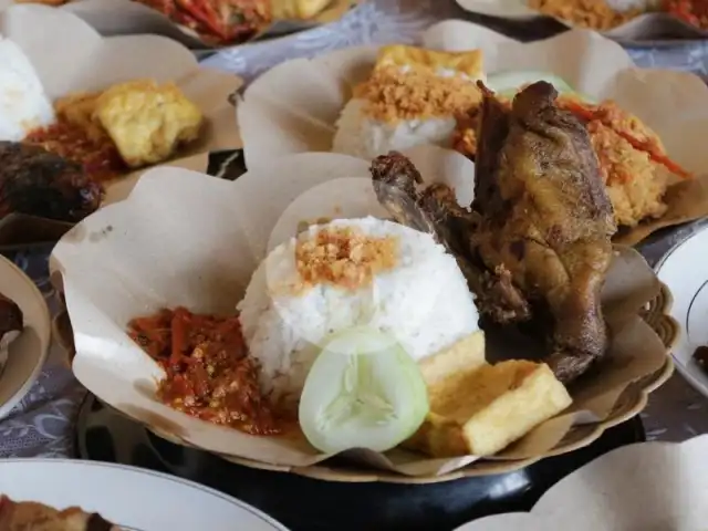 Gambar Makanan Ayam Goreng Nelongso, Pamekasan 15