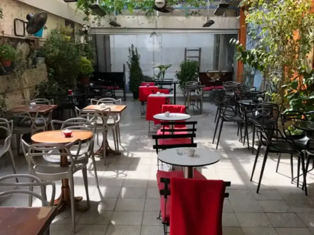 Mephisto Kitabevi & Cafe - Beyoğlu'nin yemek ve ambiyans fotoğrafları 9