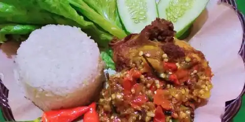 Ayam Penyet Pondok Labu, Margasatwa