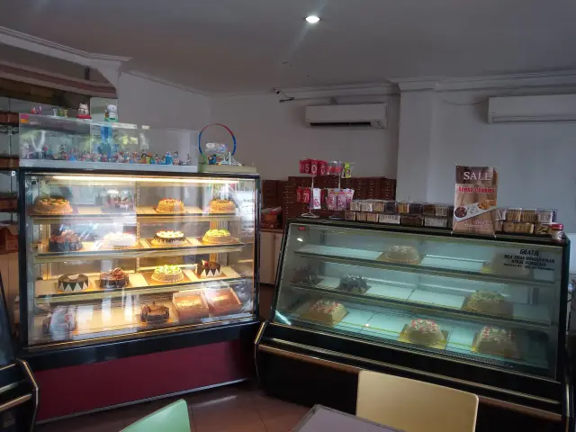 Gambar Makanan Regina's Bakery 11