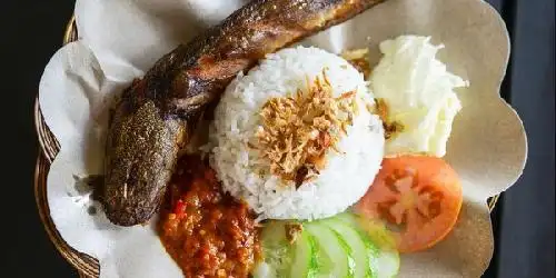 Ayam Penyet Sambal Ijo, Agus Salim