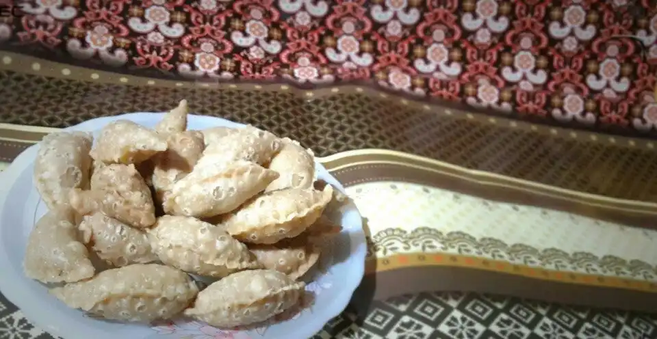 Kuih Sepit Cik May