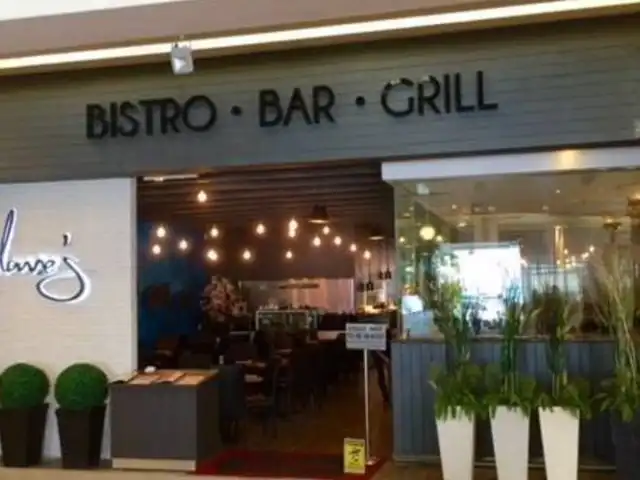 Dave’s Bistro Bar And Grill