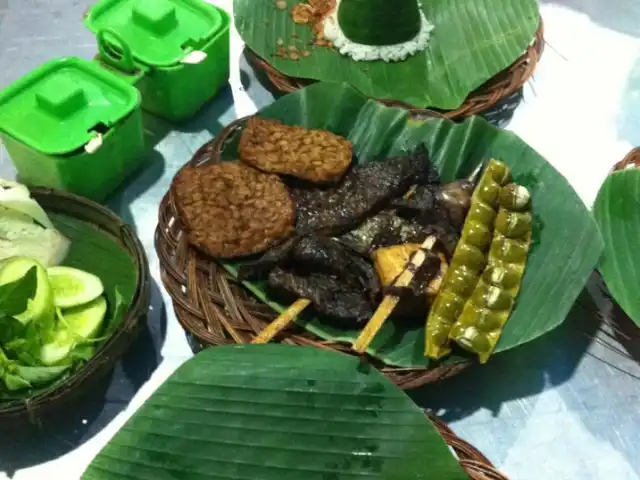 Gambar Makanan Nasi uduk daun pisang 3