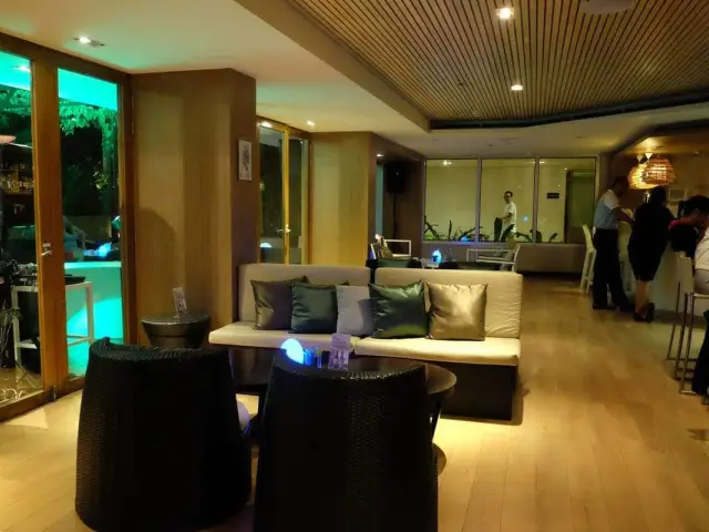The 6th Pool Bar & Lounge - Novotel Manila Araneta Center Food Photo 4