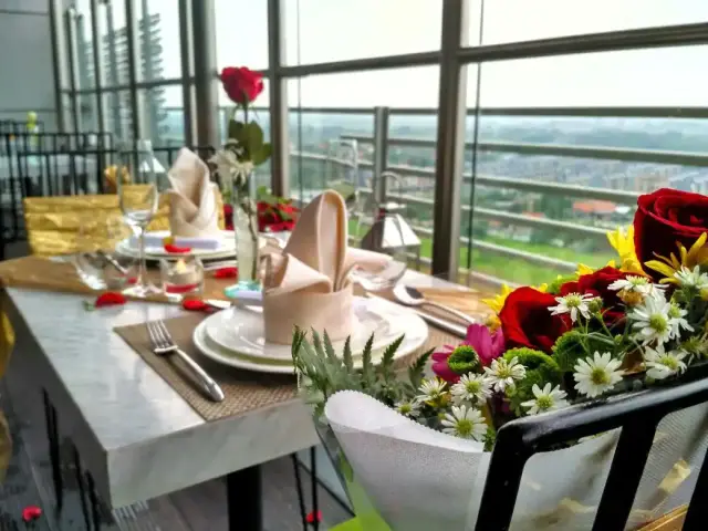 Gambar Makanan Sky Lounge 15 - Hotel Santika Premiere ICE BSD 13