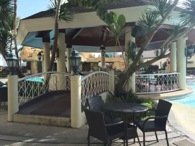Pool Aquarius - Waterfront Cebu City Hotel & Casino Food Photo 4