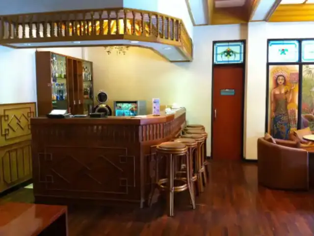 Coffee Shop & Bar - Ari Putri Hotel