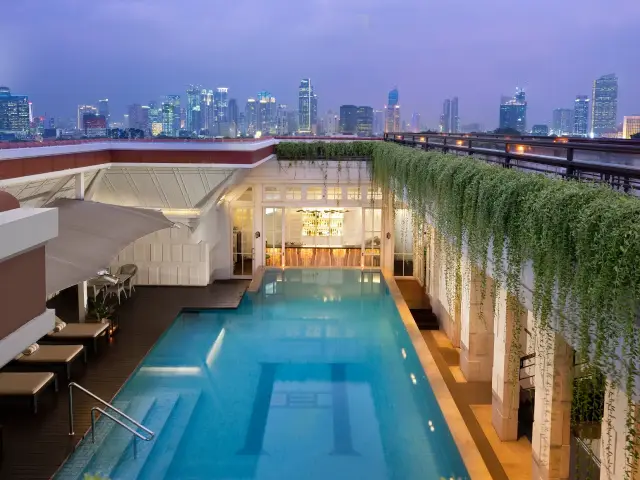 Gambar Makanan La Vue Rooftop Bar - The Hermitage 11