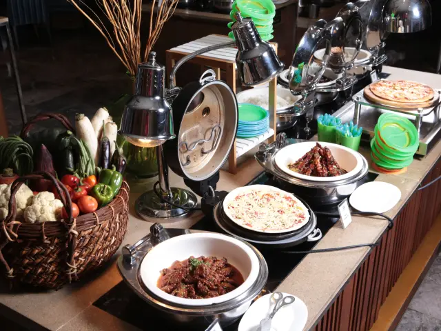 Flavors Restaurant - Holiday Inn & Suites Makati Food Photo 9