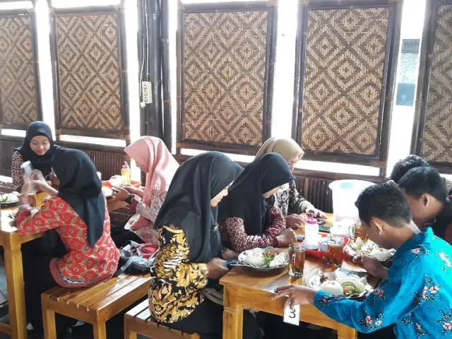 Gambar Makanan Soto Sapi Dan Penyetan Ngembik 9