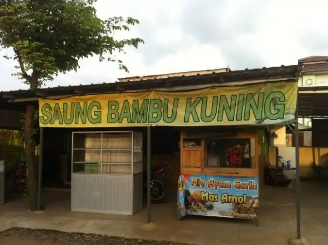 Saung Bambu Kuning