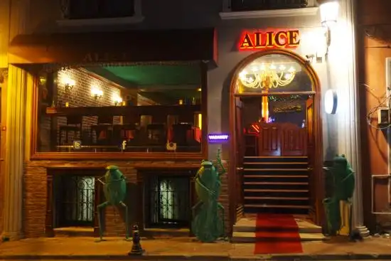Alice Pub Cafe'nin yemek ve ambiyans fotoğrafları 1