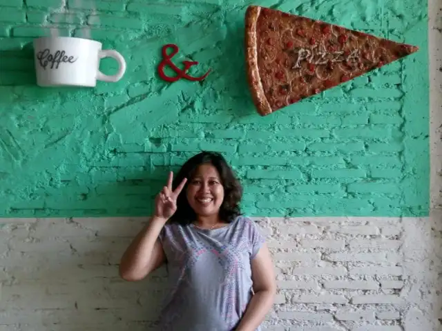 Gambar Makanan Industrie Coffee and Pizza 9