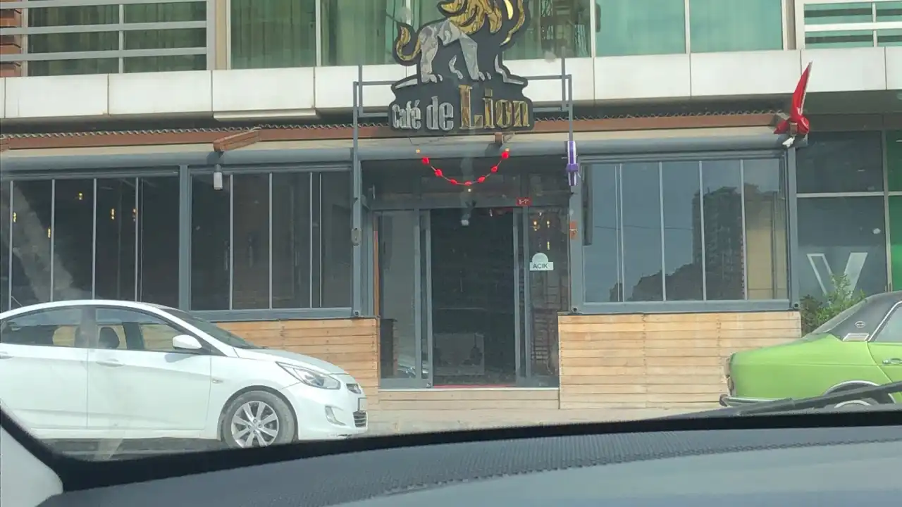 Cafe De Lion