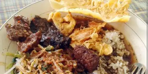 Pecel Rawon Mbak Hos, Kebalen