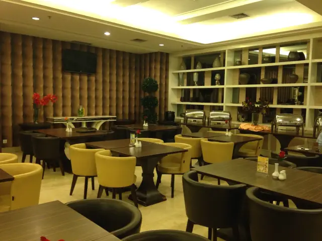 Gambar Makanan Albergo Lounge - The Bellezza Suites 5