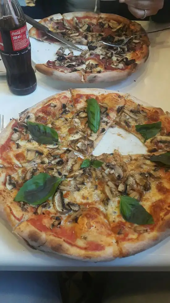 Olivia's Pizzeria'nin yemek ve ambiyans fotoğrafları 6