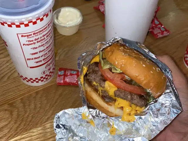 Five Guys Food Photo 8