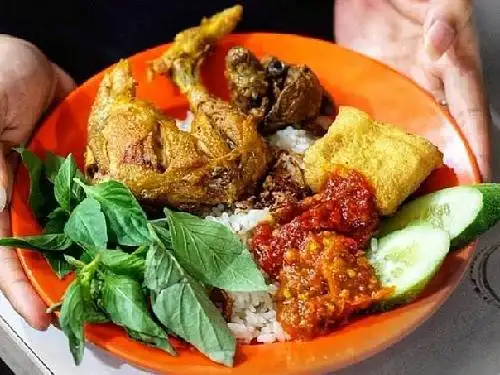 Lalapan (Probolinggo) Ayam Goreng/bakar, Lele Goreng/bakar, Soto Ayam,& Gorengan