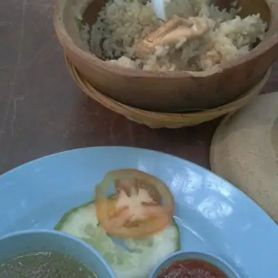 Nasi ayam claypot bawah pokok