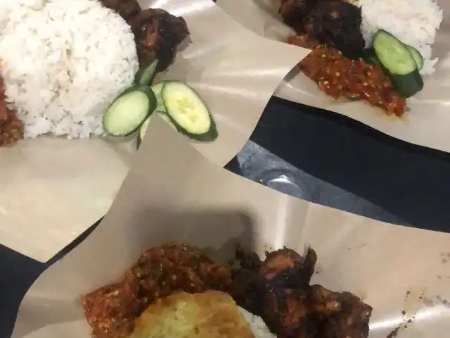 3 Budak Gemok Nasi Ayam Kicap Sambal Gesek Food Photo 2