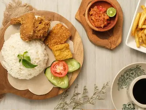 Ayam Gebuk Mak Item, Pemogan