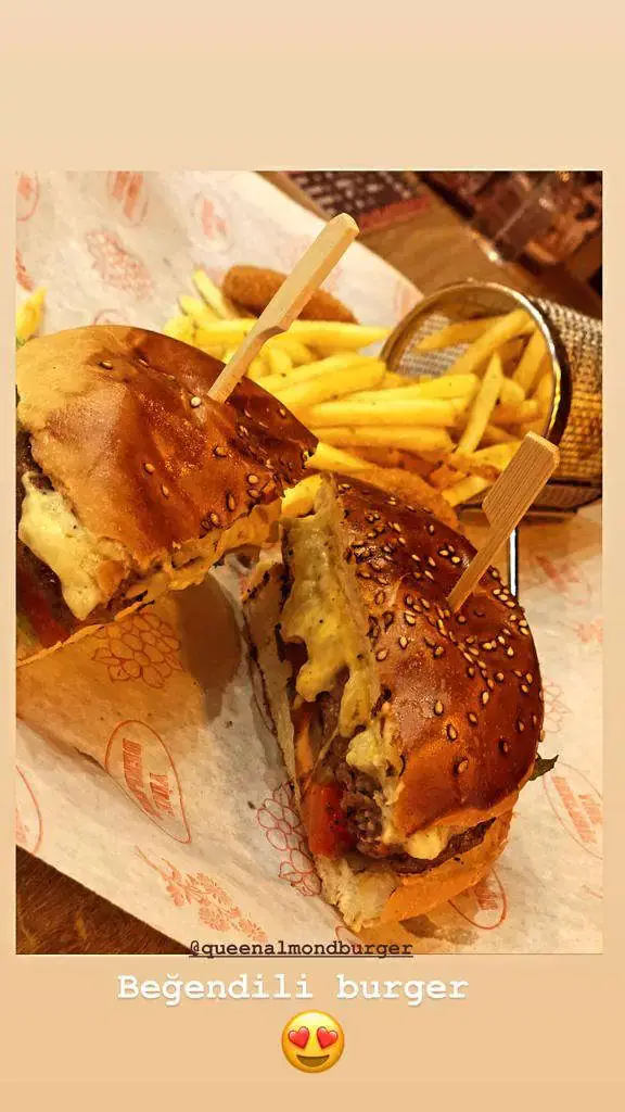 Queen Almond Burger Cafe'nin yemek ve ambiyans fotoğrafları 3