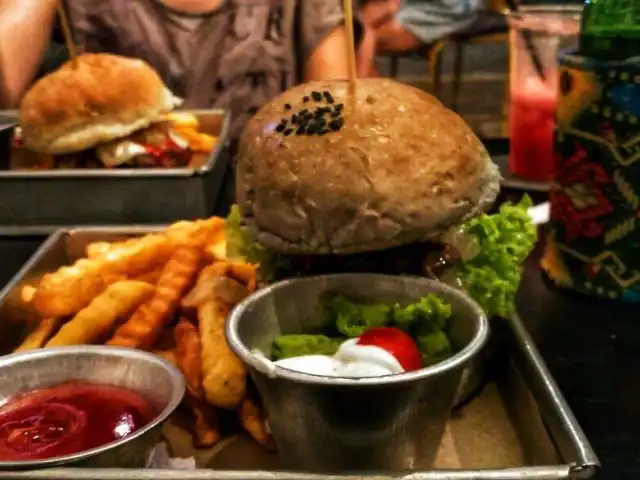 Gambar Makanan Black House Burger & Co. 12