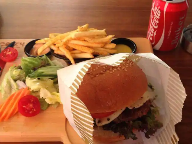 Cozy Burger & Steak'nin yemek ve ambiyans fotoğrafları 3