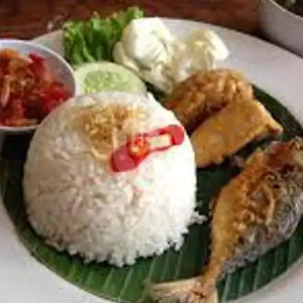 Gambar Makanan Nasi Liwet Alas Daun " Madam ", Kejaksan 19