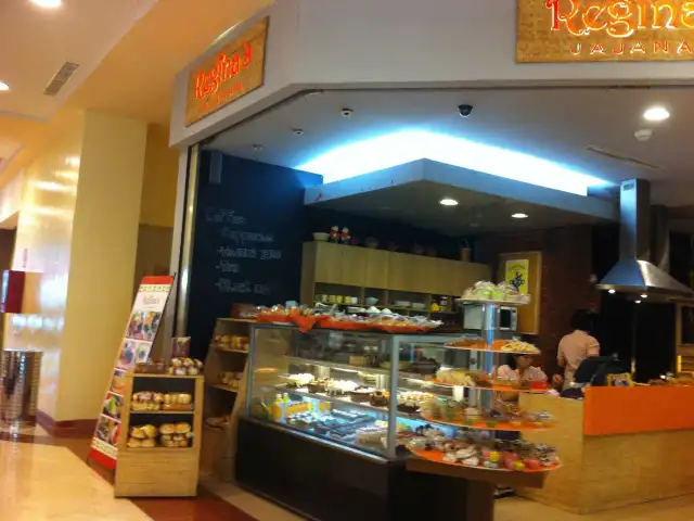 Gambar Makanan Regina's Bakery 4