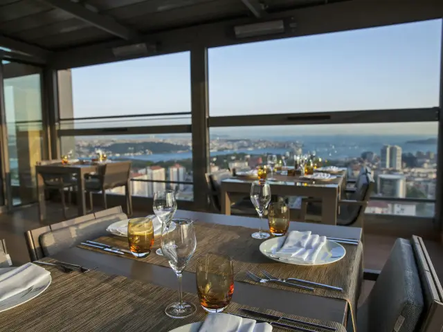212 Bar & Restaurant - Renaissance İstanbul Bosphorus Hotel'nin yemek ve ambiyans fotoğrafları 8