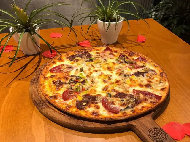 Ezza Pizza