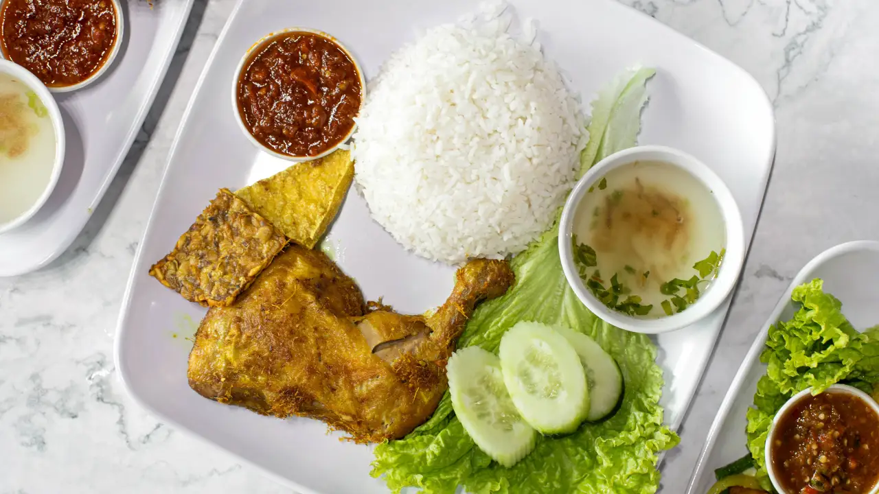 Ayam penyet Aroma klasik