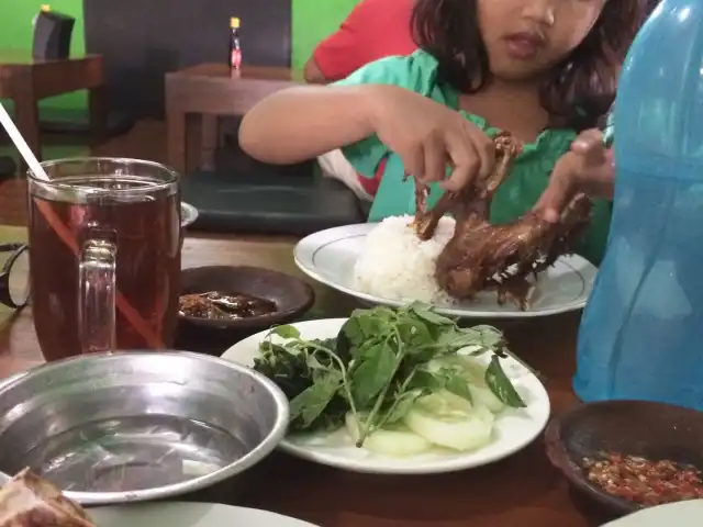 Gambar Makanan Bebek Goreng H. Slamet 9