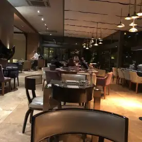 Veranda Restaurant Lounge