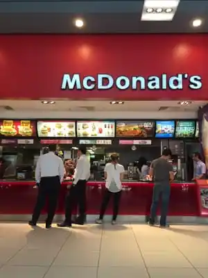 McDonald&apos;s'nin yemek ve ambiyans fotoğrafları 4