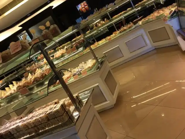 Gambar Makanan Holland Bakery 9